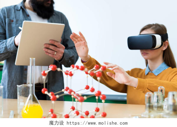年轻教师使用虚拟现实眼镜授课